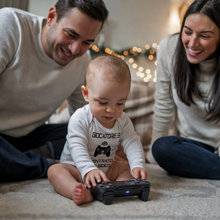 Carica l'immagine nel visualizzatore di Gallery, bimbo che indossa body neonato giocatore 3 è entrato nel gioco che gioca con joypad playstation insieme a mamma e papà