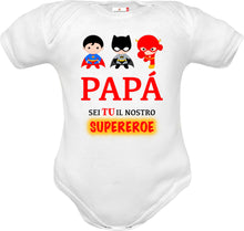 Carica l'immagine nel visualizzatore di Gallery, Body neonato mancihe corte con superman, batman e flash bebè e frase papà sei tu il nostro super eroe