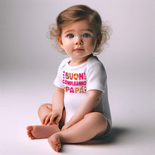 Carica l&#39;immagine nel visualizzatore di Gallery, Bambina piccola con capelli ricci e occhi azzurri indossa un body a maniche corte bianco apertura americana senza bottoni con la frase &#39;Buon Compleanno Papà lettere colorate

