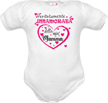 Carica l&#39;immagine nel visualizzatore di Gallery, body-neonata-bimba-frase-innamorata-mamma
