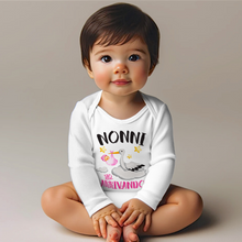 Carica l&#39;immagine nel visualizzatore di Gallery, Body neonata con stampa annuncio nascita ai nonni
