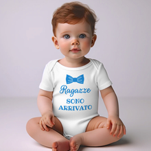 Carica l&#39;immagine nel visualizzatore di Gallery, bambino indossa body neonato con frase simpatica ragazze sono arrivato
