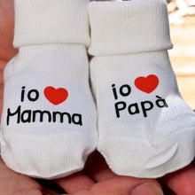 Carica l&#39;immagine nel visualizzatore di Gallery, Calze neonato &quot;Io amo papà&quot; e &quot;io amo mamma&quot;
