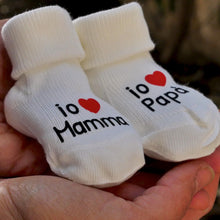 Carica l&#39;immagine nel visualizzatore di Gallery, Calze neonato &quot;Io amo papà&quot; e &quot;io amo mamma&quot;
