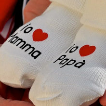 Carica l&#39;immagine nel visualizzatore di Gallery, Calze neonato &quot;Io amo papà&quot; e &quot;io amo mamma&quot;
